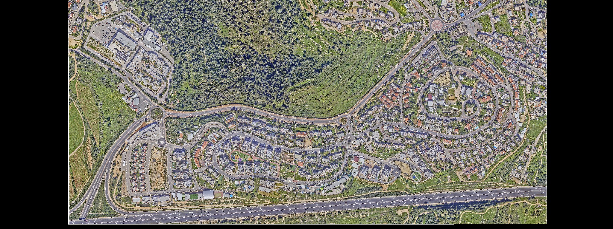 צילום אוויר: המועצה המקומית קריית יערים, שירות yearim2024. שנת 2024 לפי מטא־נתוני השירות; תאריך צילום מדויק לא פורסם. הורכבו 24 אריחים לתמונה אחת.
