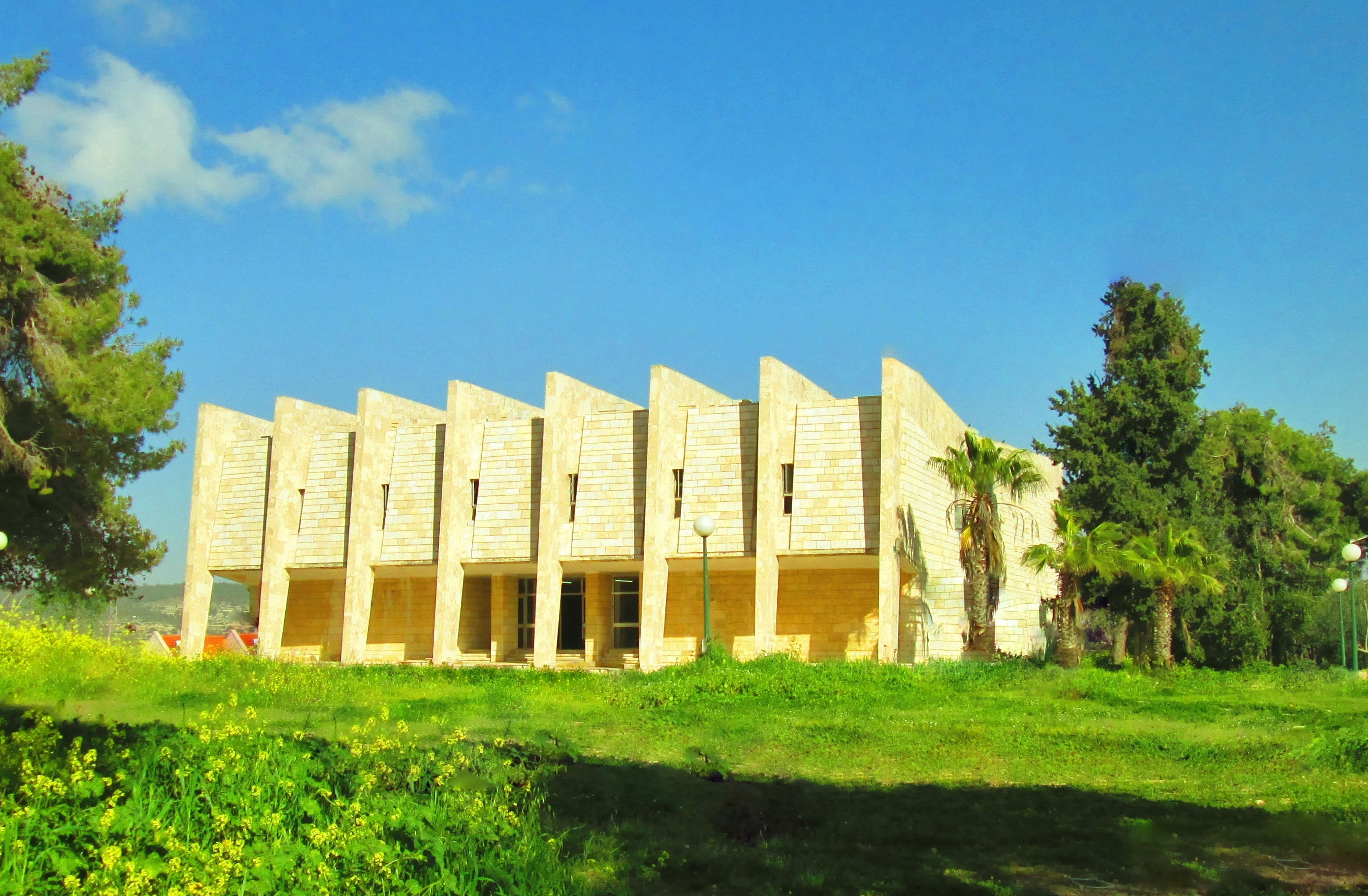 1 במרץ 2015 · בניין ישיבת באר יצחק · צילום: יחזקאל רפאלי · CC BY-SA 4.0. קובץ המקור ללא שינוי.